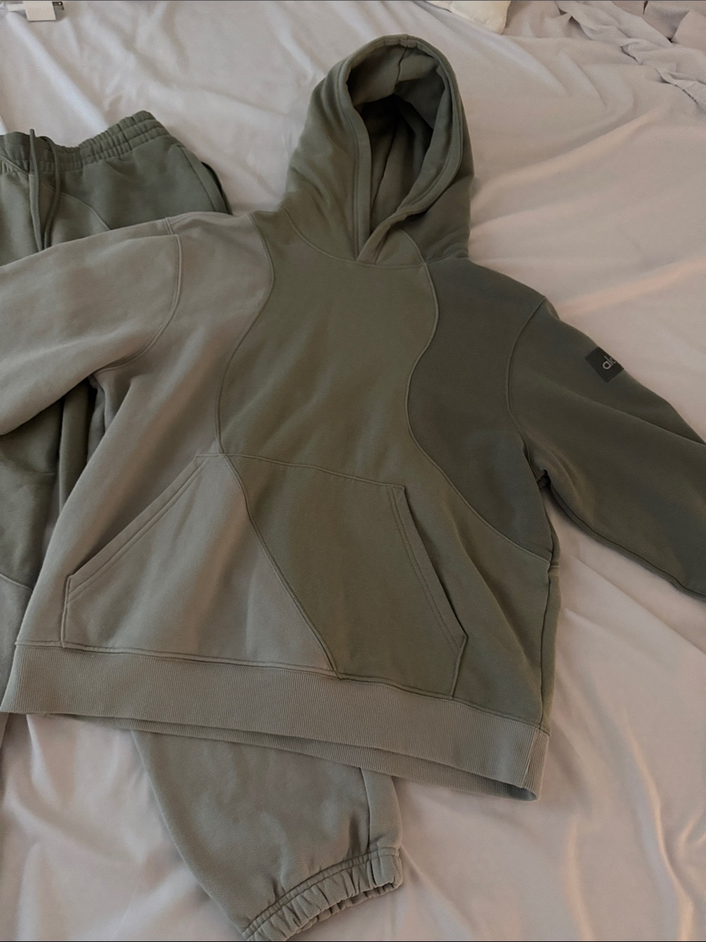 ALO Yoga Two-Tone Olive Green Hoodie & Joggers Set. Only been worn once size Med - Picture 2 of 5